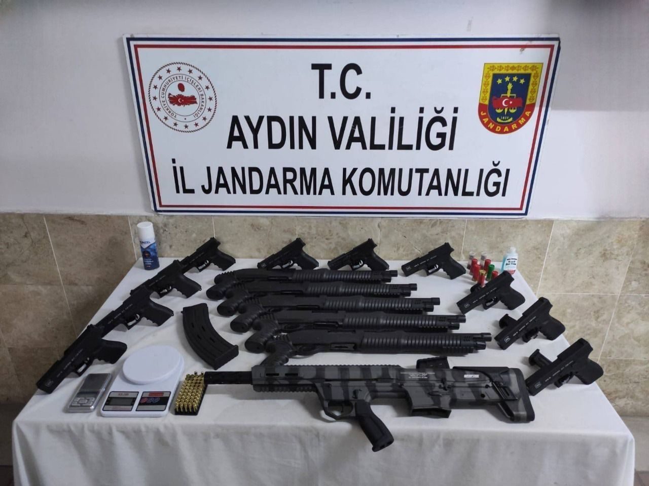 JANDARMA EVDEKİ CEPHANELİĞİ YAKALADI