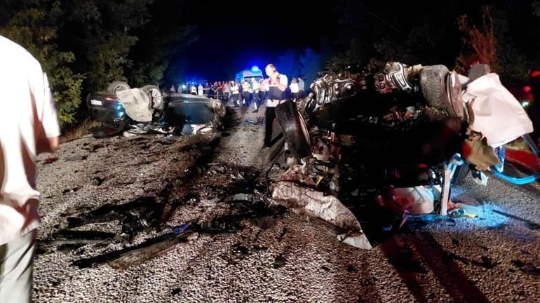 Çanakkalede katliam gibi kaza 6 kişi olay yerinde hayatını kaybetti