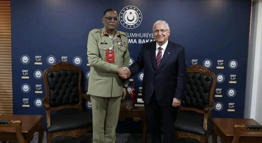Bakan Güler, IDEF'te Vietnam ve Pakistanlı yetkilileri kabul etti