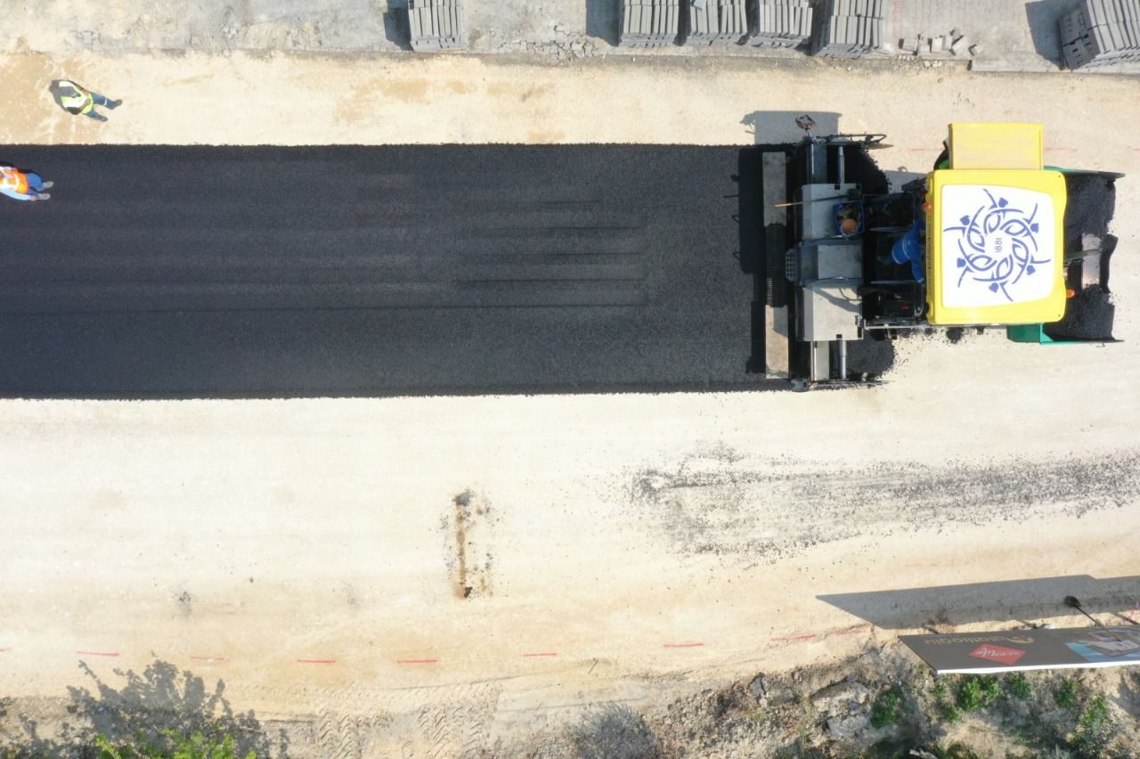 Aydın Büyükşehir Belediyesi'nin Kuşadası'nda yol yapım çalışmaları sürüyor