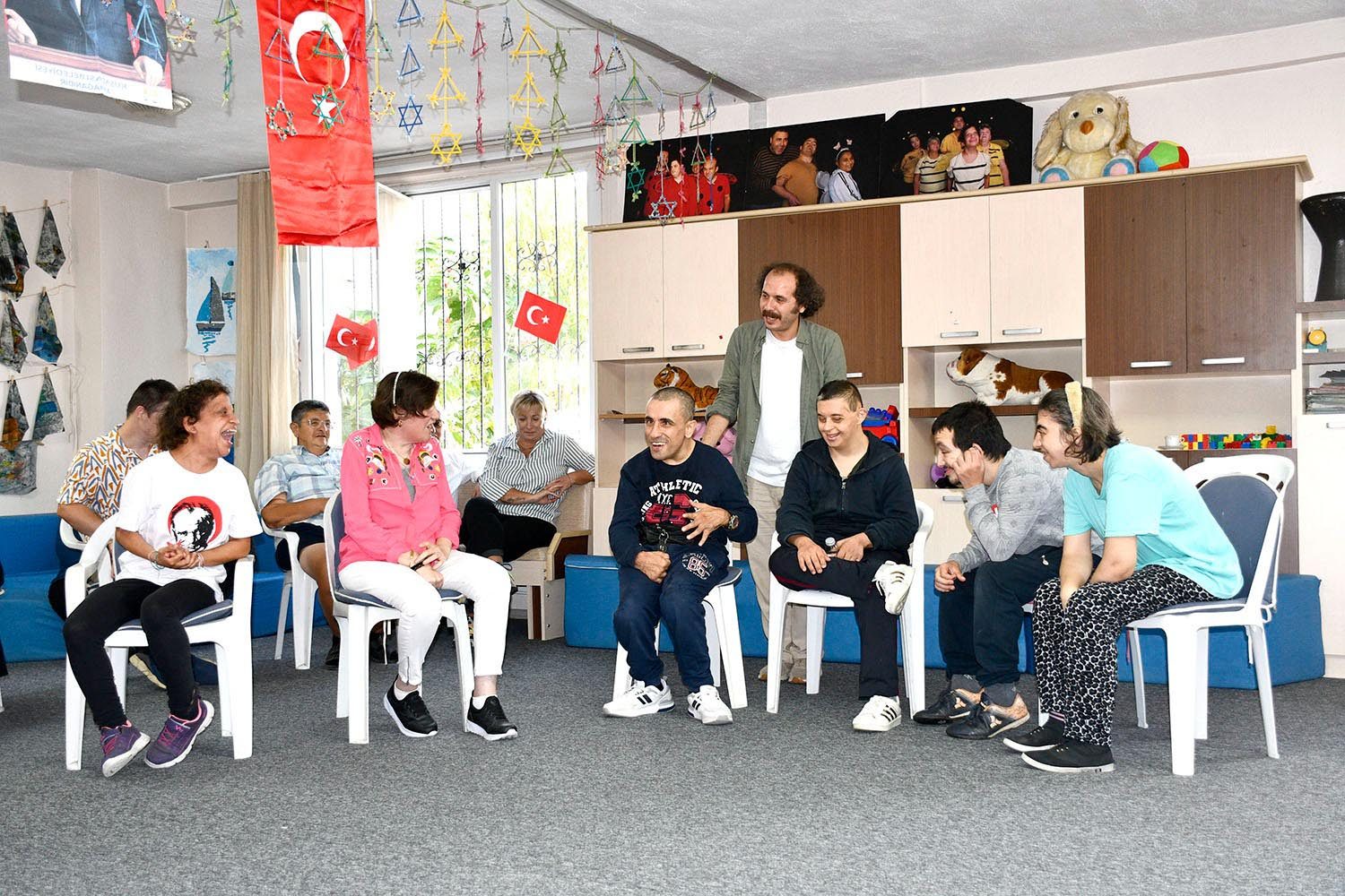 KUŞADASI’NDA ENGELLER ‘YARATICI DRAMA’ EĞİTİMİ İLE AŞILIYOR