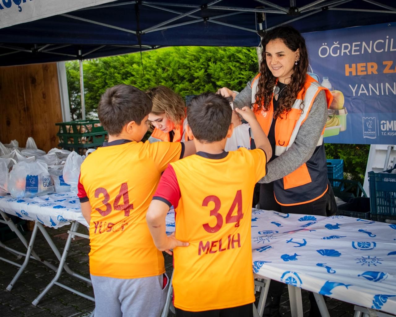 KUŞADASI’NDA ÇOCUKLAR OKULA HER GÜN SAĞLIKLI VE MUTLU BAŞLIYOR
