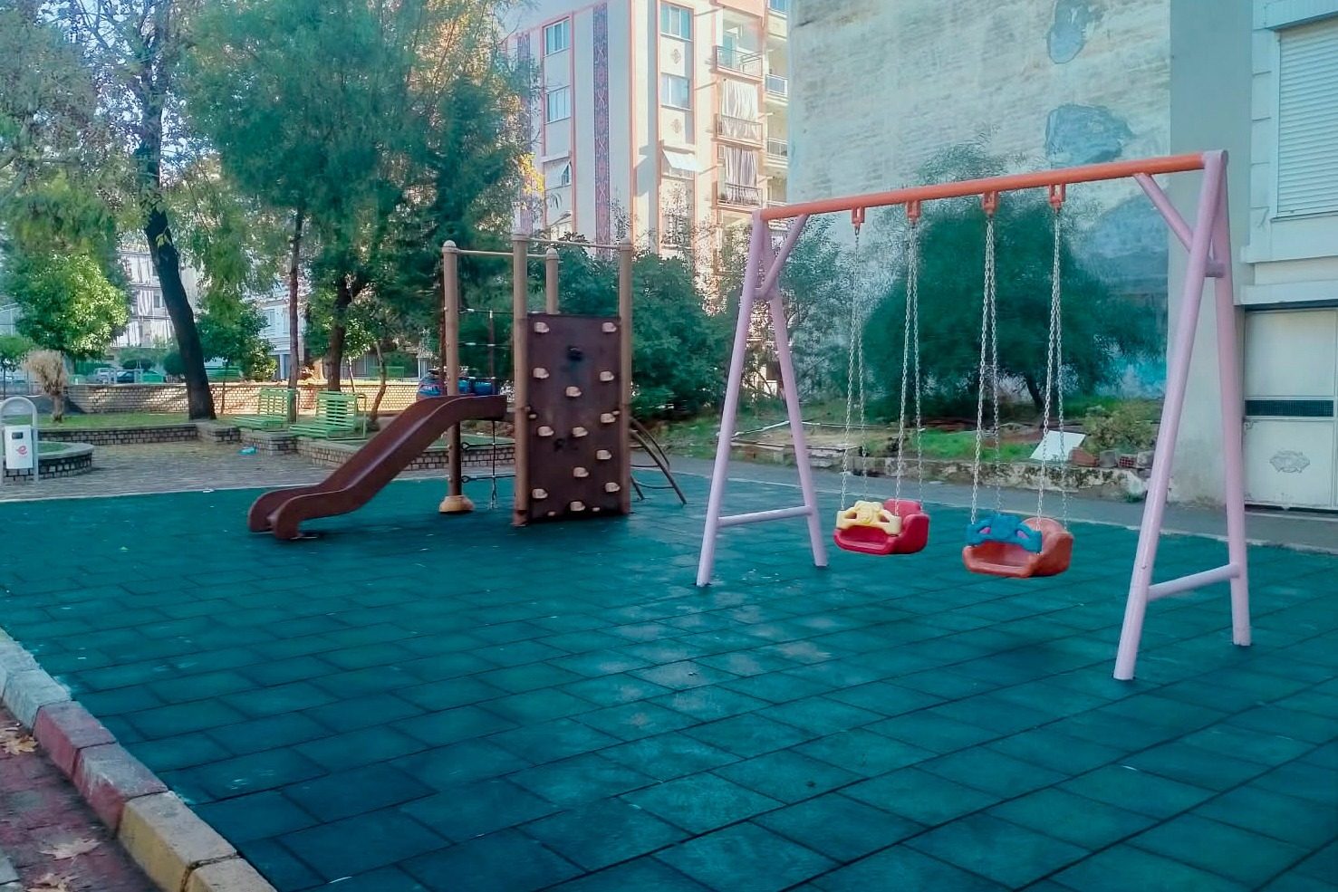 EFELER’DE ÇOCUKLAR İÇİN GÜVENLİ OYUN ALANLARI