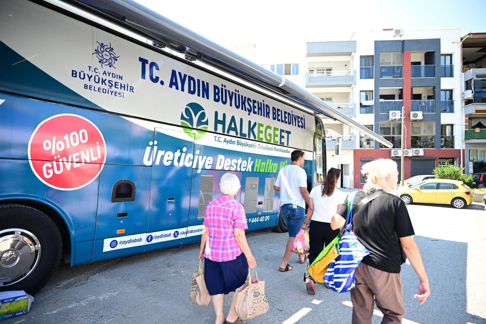 BAŞKAN ÇERÇİOĞLU MOBİL HİZMETLERİ KUŞADASI’NDA VATANDAŞLARLA BULUŞTURDU