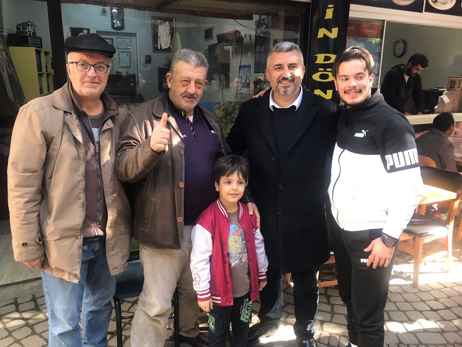 CHP'Lİ GÖKMEN İNCİRLİOVA ESNAFI İLE KUCAKLAŞTI