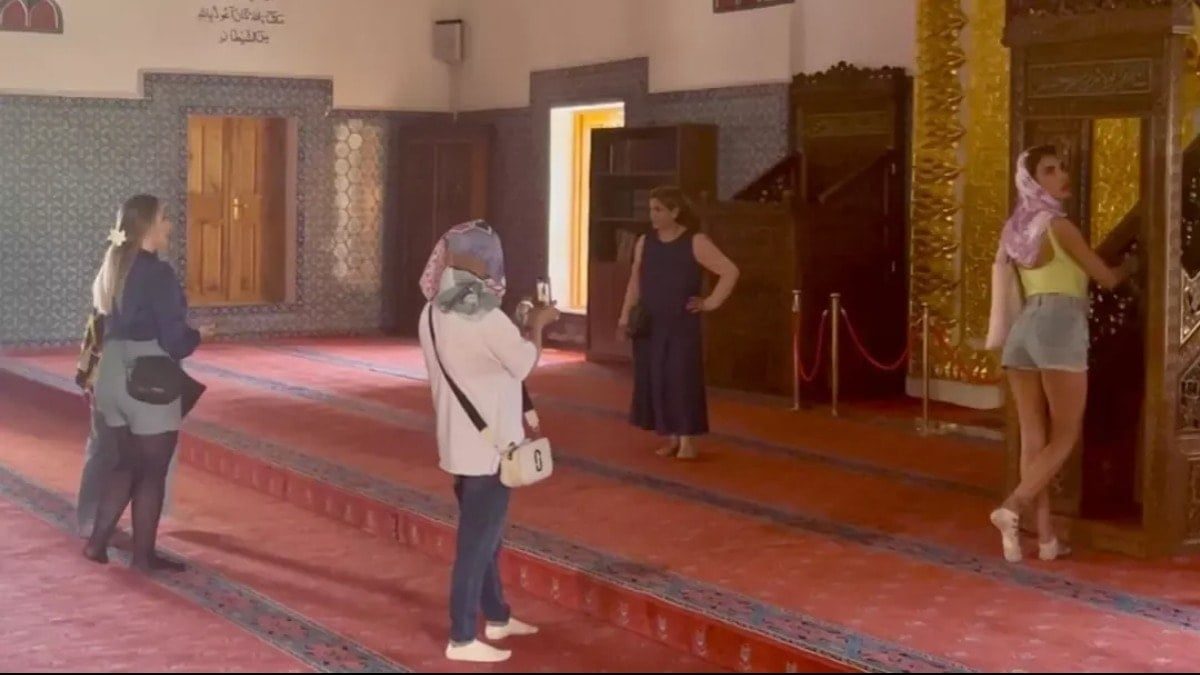 Tarihi camide tartışma yaratan görüntü! Uyarılar işe yaramadı