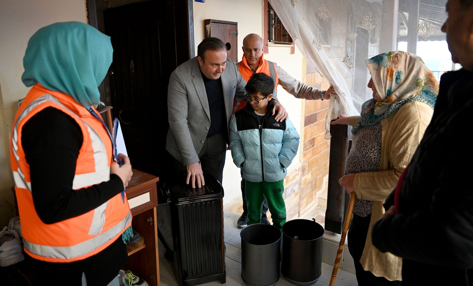 KUŞADASI’NDA EVLER VE YÜREKLER DAYANIŞMA İLE ISINIYOR