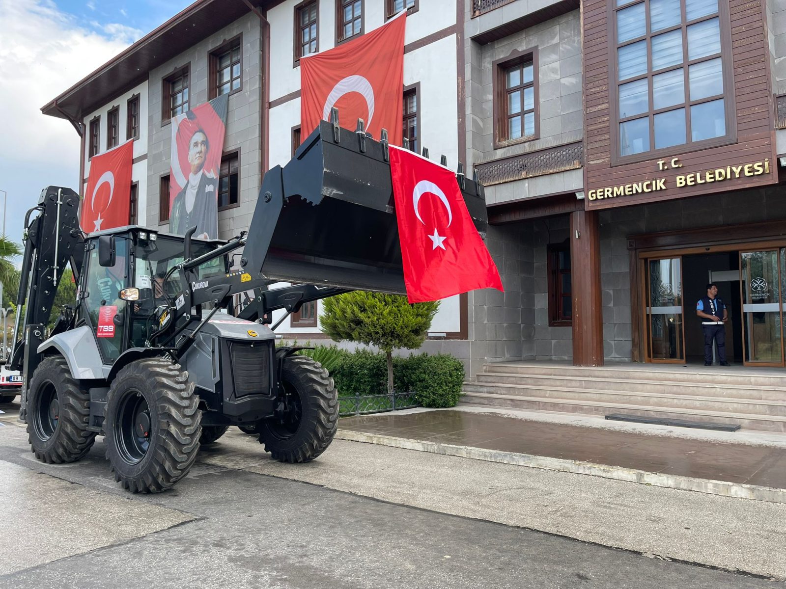 Germencik Belediyesi'ne TBB Desteği: Yeni İş Makinesi Hizmete Hazır