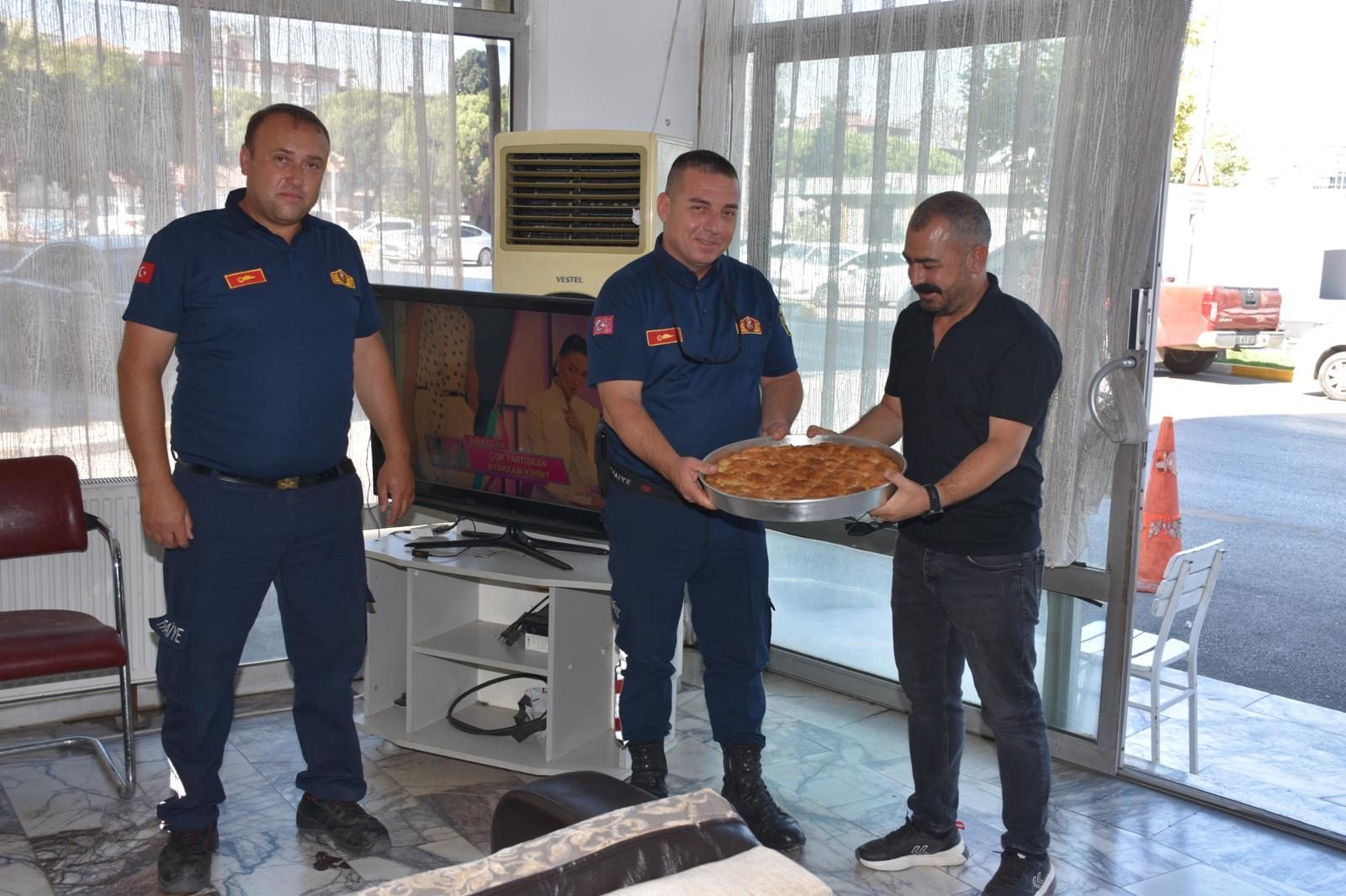 BAŞKAN ZENCİRCİ'DEN ATEŞ SAVAŞÇILARINA BÖREK İKRAMI