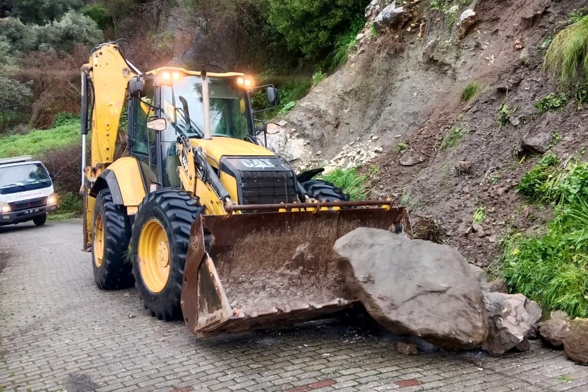 EFELER BELEDİYESİ’NDEN YAĞIŞ SONRASI YOLLARA HIZLI MÜDAHALE