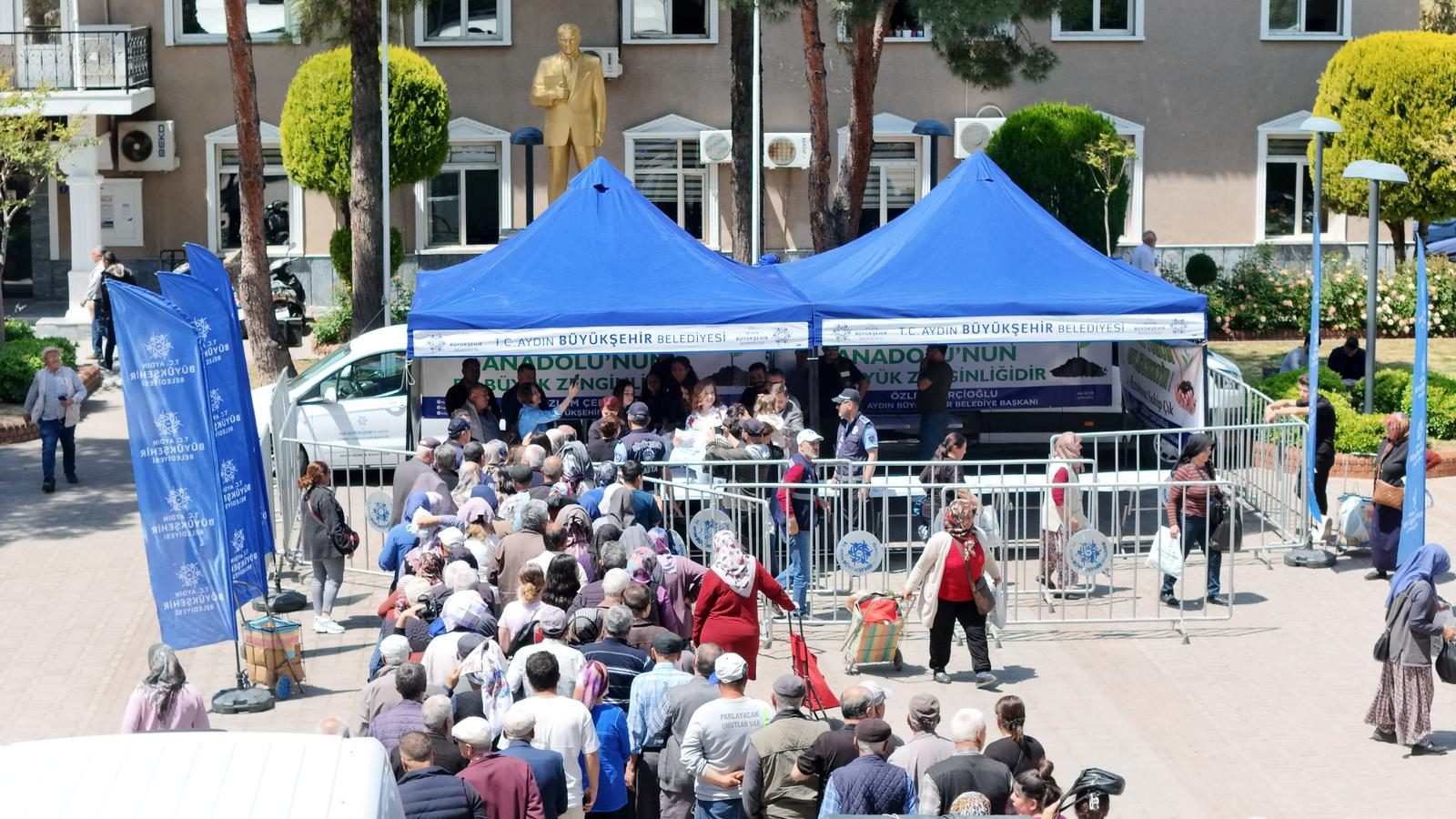 BAŞKAN ÇERÇİOĞLU’NUN ÖNCÜLÜĞÜNDE ATA TOHUMLARINDAN ÜRETİLEN FİDELER VATANDAŞLARLA BULUŞUYOR