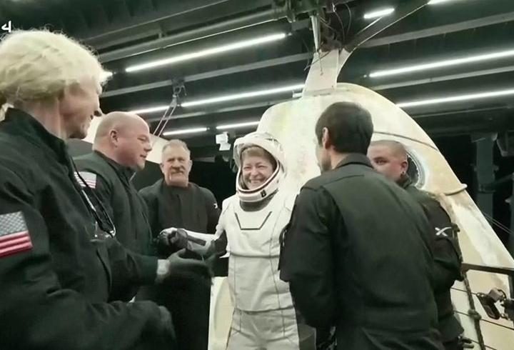 20 günlük uzay görevini tamamlayan 4 astronot döndü