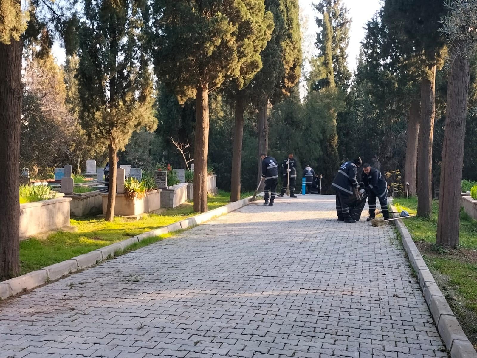 BÜYÜKŞEHİR BELEDİYESİ ÖNCÜLÜĞÜNDE MEZARLIKLARDA YOĞUN ÇALIŞMA