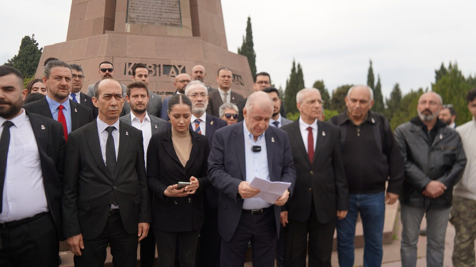 Prof. Dr. Ümit Özdağ, İzmir Menemen’de Şehit Kubilay Anıtı önünde basın açıklaması yaptı.