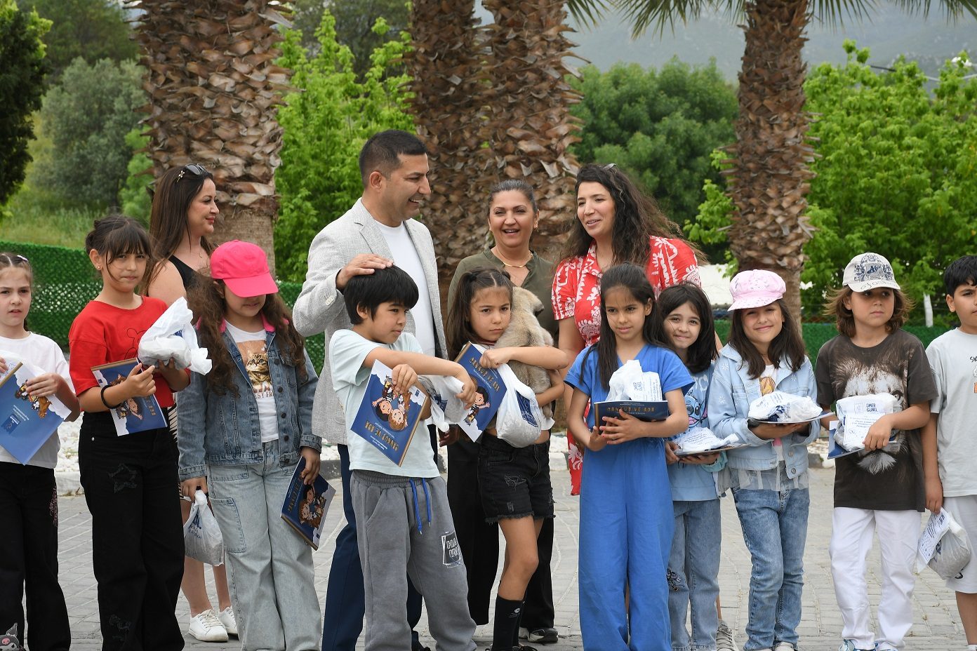 BAŞKAN ÖMER GÜNEL KÜÇÜK HEMŞEHRİLERİ İLE BİRLİKTE CAN DOSTLARI ZİYARET ETTİ