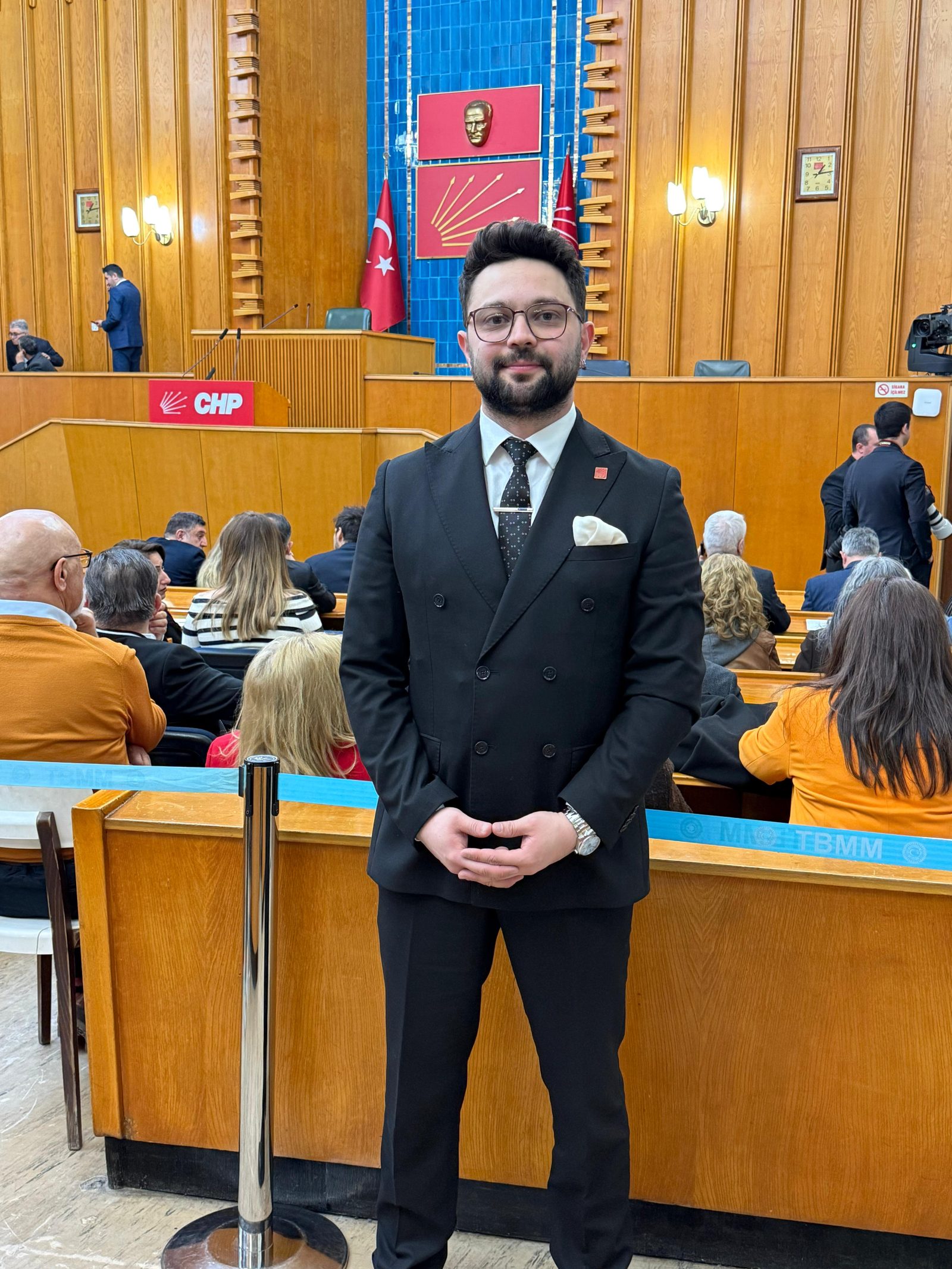 CHP GENÇLİK KOLLARI’NDAN KENDİRLİOĞLU’NA TEPKİ: RAMAZAN’DA GÜLMEK ORUCU BOZMAZ!