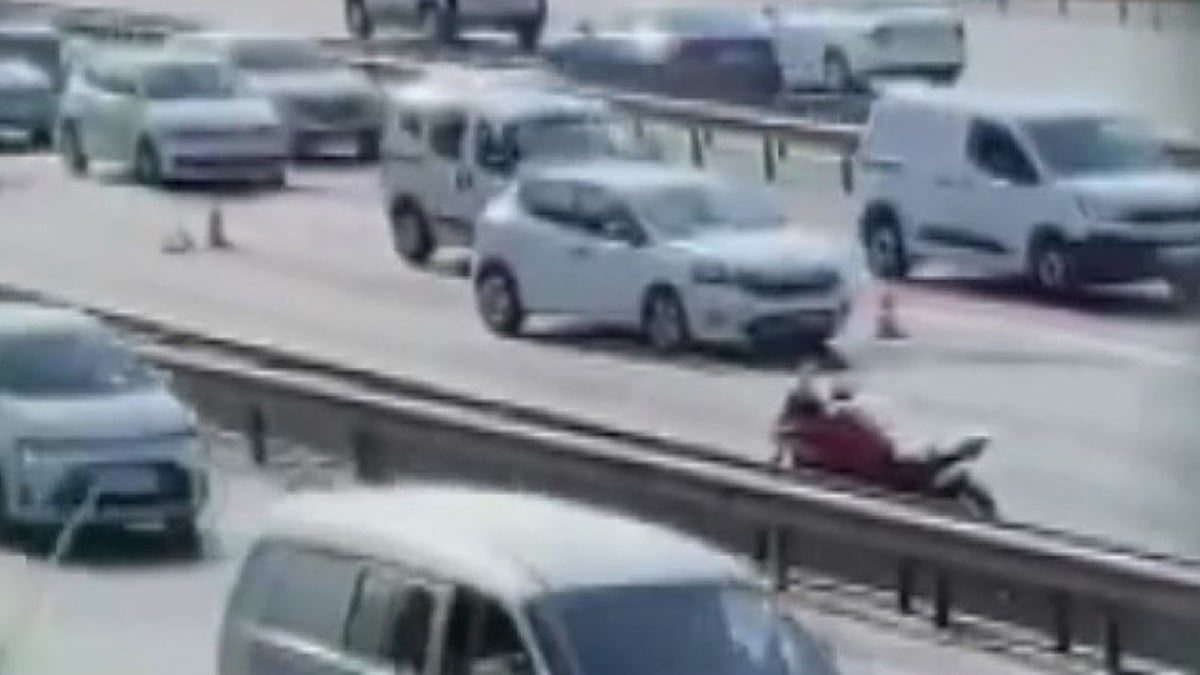 TEM'de feci kaza: Emniyet şeridindeki araca çarpıp savrulan motosiklet sürücüsüne otomobil çarptı