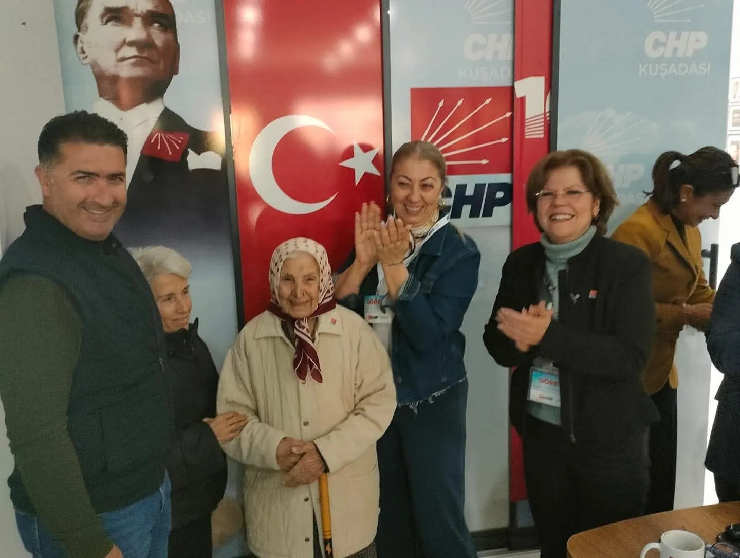 Kuşadası'nda İmamoğlu sevgisi 99 yaşındaki kadını CHP'ye üye yaptı