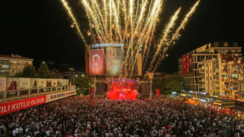 BAŞKAN ÇERÇİOĞLU ON BİNLERCE AYDINLIYI ATATÜRK KENT MEYDANI’NDA KURTULUŞ COŞKUSUNDA BULUŞTURDU