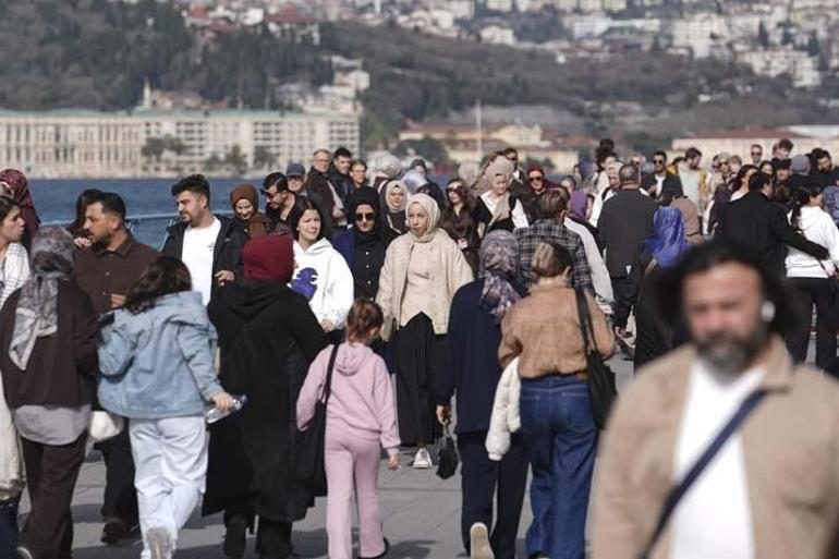 İstanbul’da şubat sürprizi Termometre 23’ü gösterdi, kış günü denize girdiler