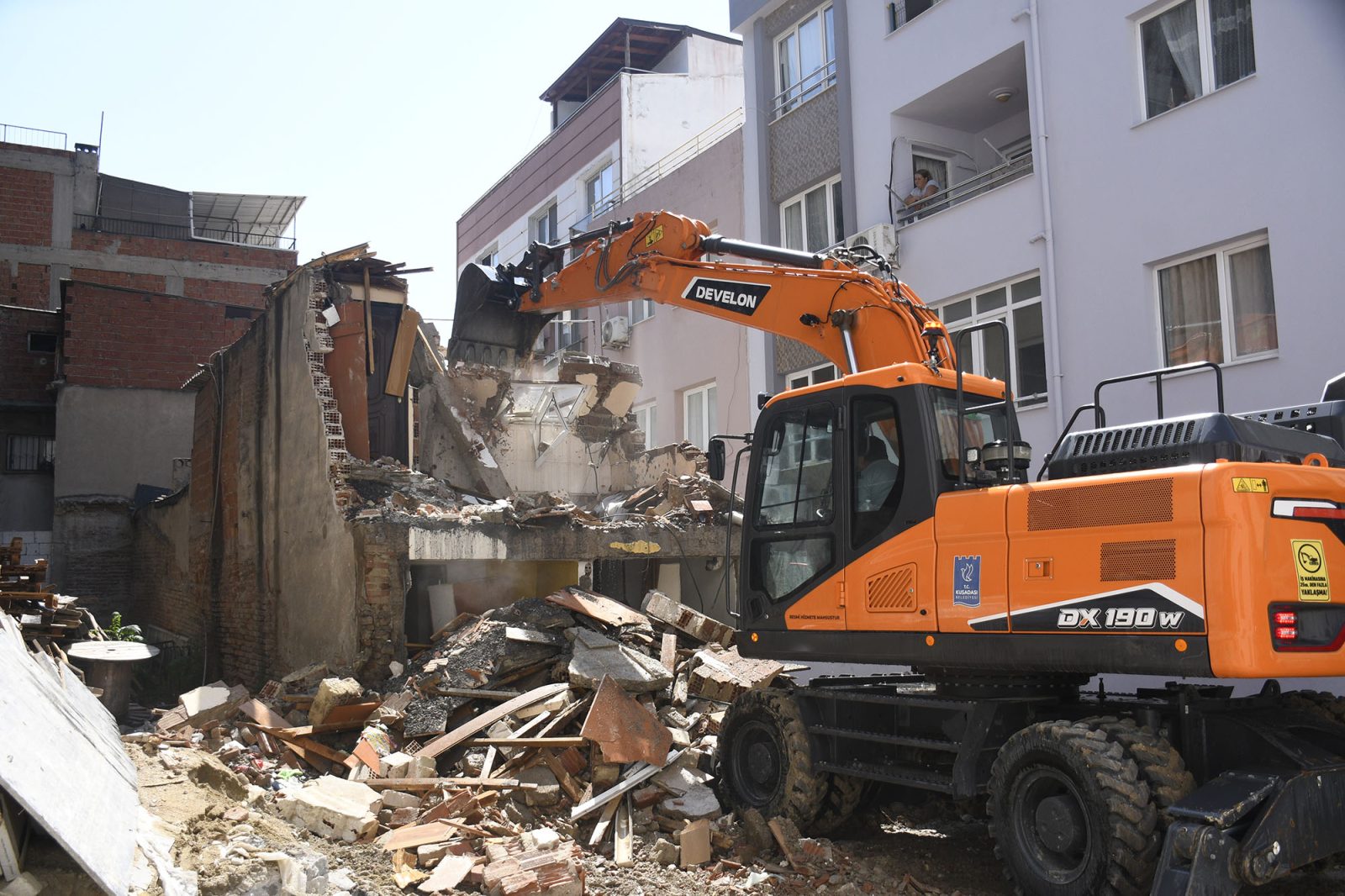 KUŞADASI’NDA KENTSEL DÖNÜŞÜM ÇALIŞMALARI DEVAM EDİYOR