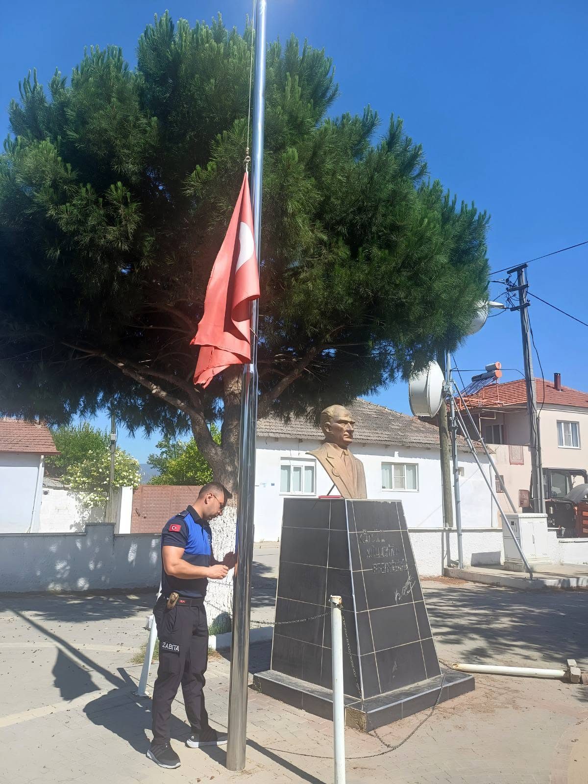 Germencik’te Yıpranan Bayraklar Yenileriyle Değiştiriliyor