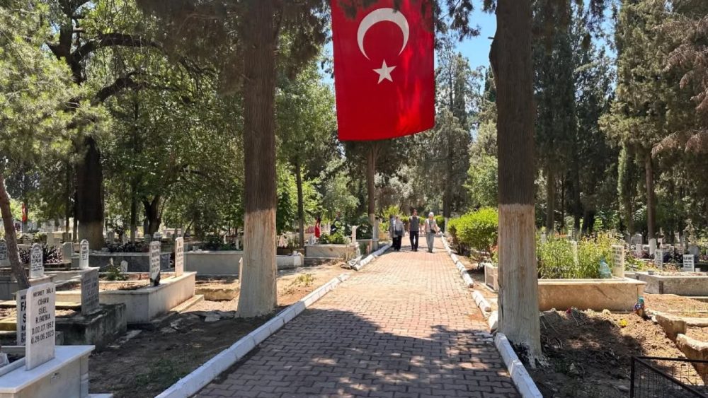 Bayram Öncesi İncirliova'da Mezarlıklar Pırıl Pırıl Oldu