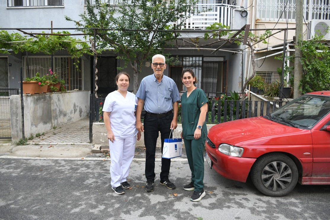 KUŞADASI BELEDİYESİ EVDE BAKIM BİRİMİNDEN BABALAR GÜNÜ ZİYARETİ