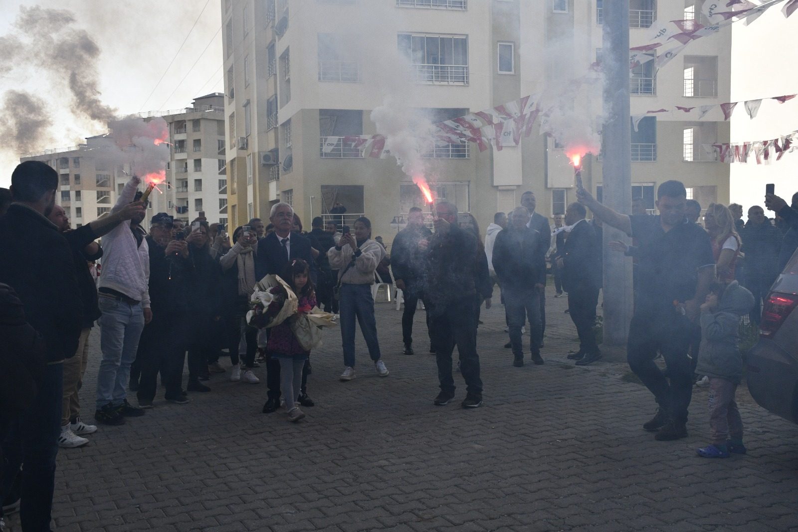 Ömer Günel, Uydukent’te Meşale Ve Pankartlarla Karşılandı