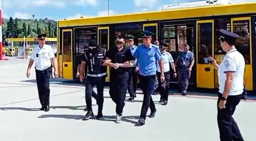 Bakan Yerlikaya duyurdu: Kırmızı bültenle aranan 3 suçlu Türkiye'ye getirildi