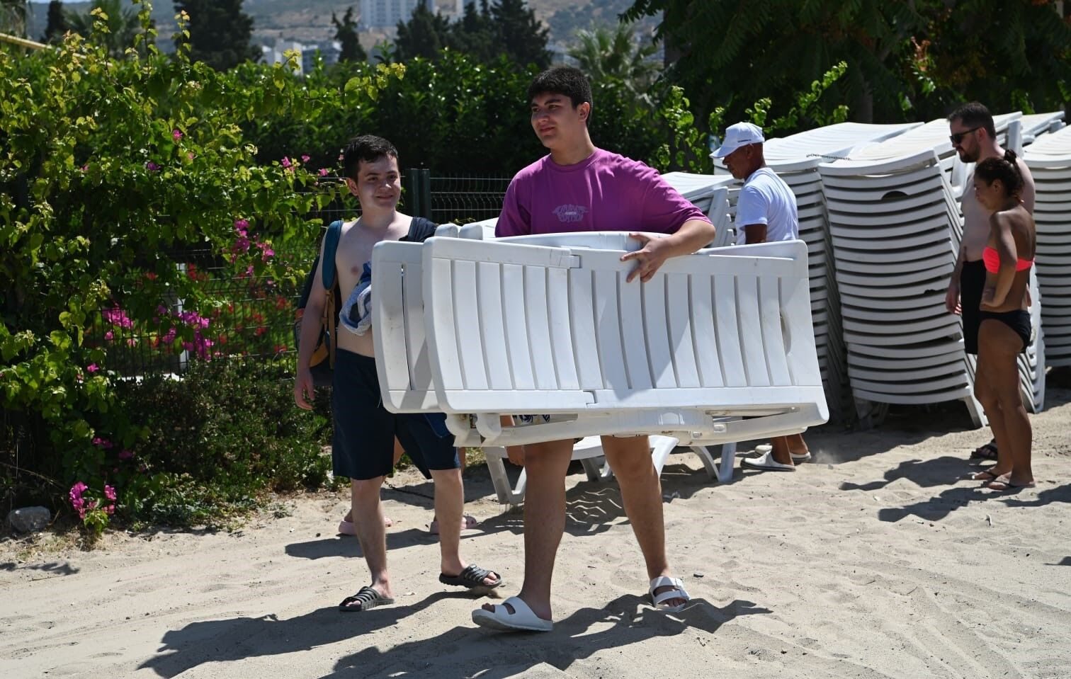 Kusadasi Plajlarinda Ucretsiz Sezlong Ve Semsiye Hizmeti Basladi Aed99Ec0337586Ac2E1C58Cd44315362