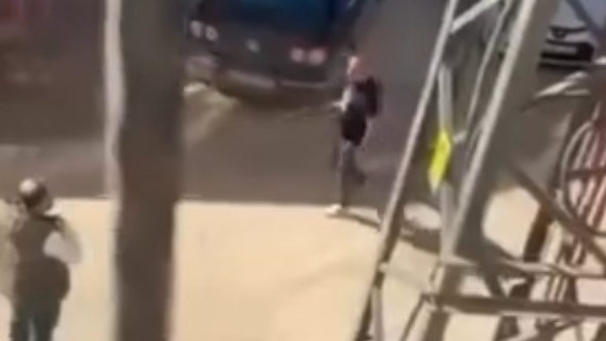 Kahramanmaraş'ta tüfekle havaya ateş açan şahıs kamerada