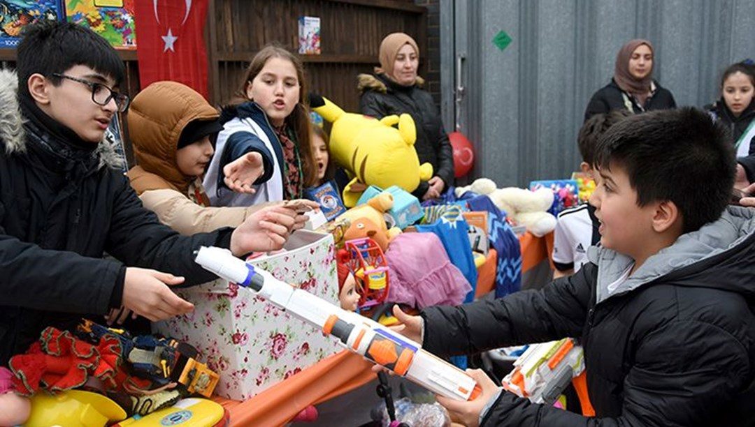 İngiltere'de çocuklar depremzede yaşıtlarına yardım için oyuncaklarını sattı
