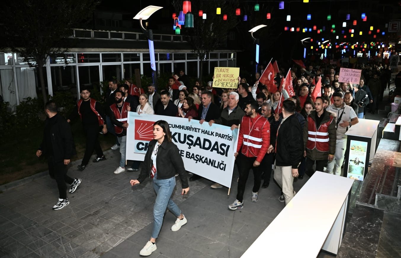 BİNLERCE KUŞADALI DEMOKRASİ İÇİN YÜRÜDÜ