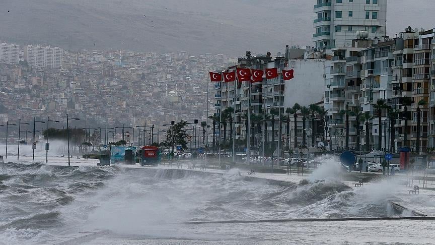 Kuvvetli sağanak ve fırtına Ege kıyılarını vurdu
