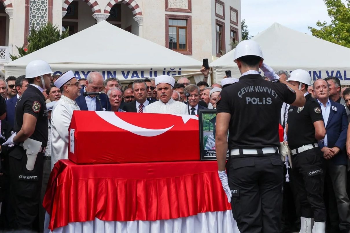 İsrail'in katlettiği Ayşenur, Didim'de tekbirlerle uğurlandı