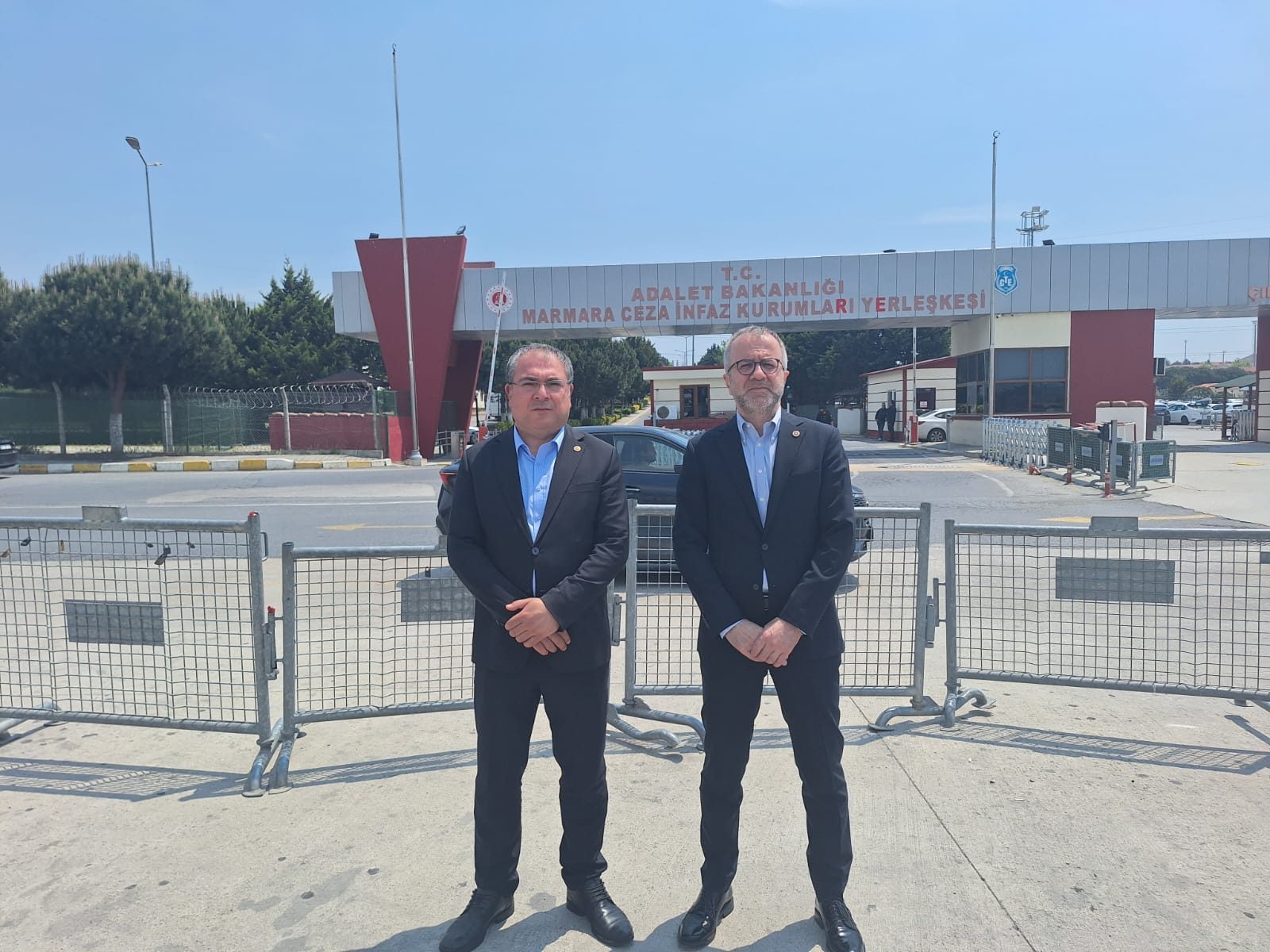 "CHP'li Karakoz ve Konuralp, Silivri'de İmamoğlu ile Buluştu: 'Mücadele Birlikte Sürecek'"