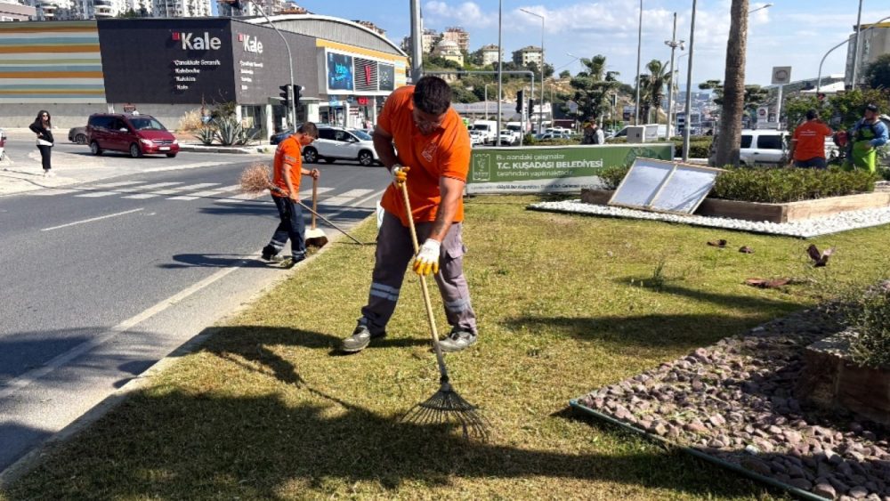 Kuşadası Belediyesi’nden Bayram Öncesi Yeşil Alanlarda Yoğun Mesai