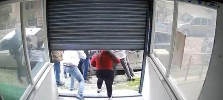 Avcılar’da iş yerinde taciz iddiası ortalığı karıştırdı Esnaf şüpheliyi darbetti