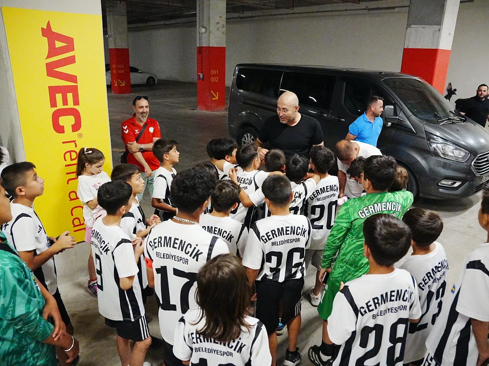 BAŞKAN ZENCİRCİ’DEN GERMENCİKLİ GENÇ FUTBOLCULARA ANLAMLI JEST