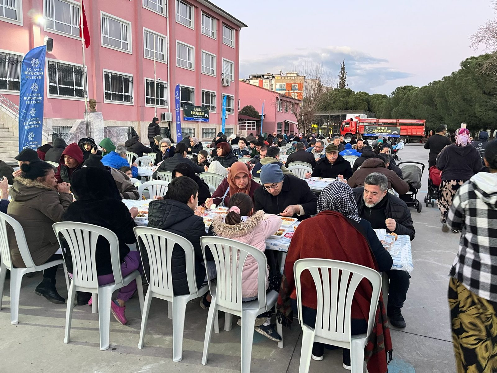 BAŞKAN ÇERÇİOĞLU RAMAZAN AYININ BEREKETİNİ AYDIN’IN DÖRT BİR YANINA TAŞIMAYA DEVAM EDİYOR
