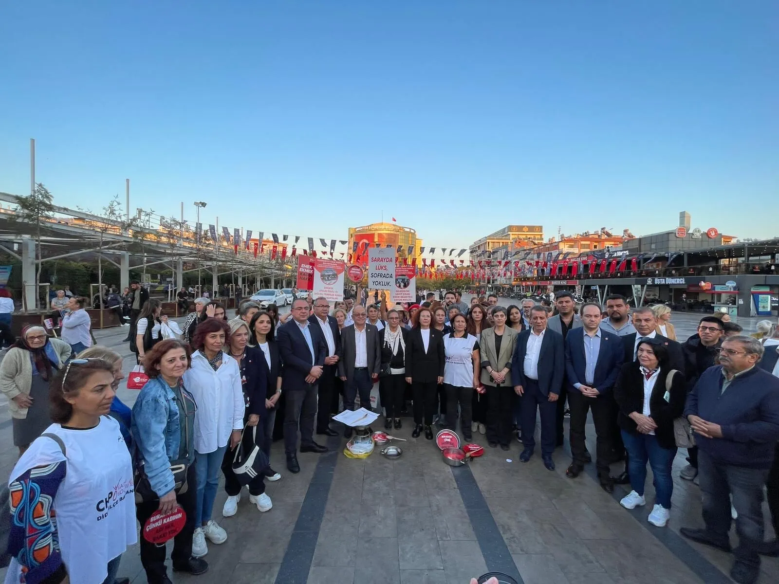 Aydın'da CHP'li kadınlardan boş tencere eylemi