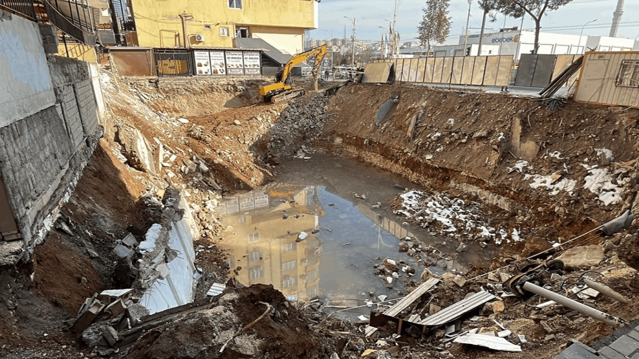 Temel kazısında binanın istinat duvarı çöktü; 150 kişi tahliye edildi