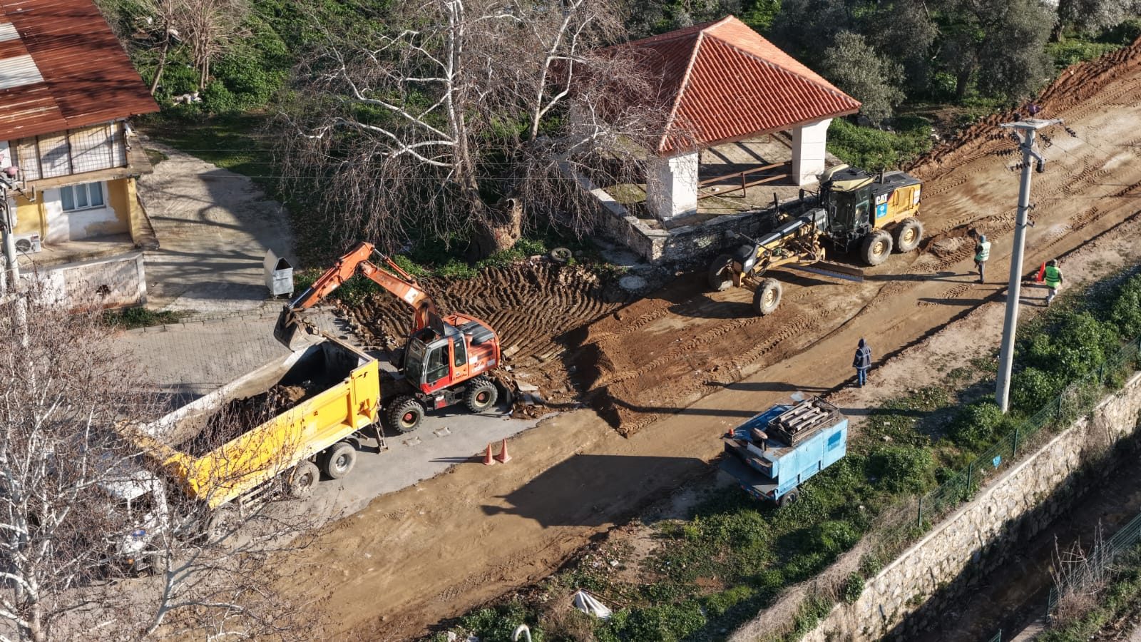 BAŞKAN ÇERÇİOĞLU EFELER’İN YOLLARINI YENİLİYOR