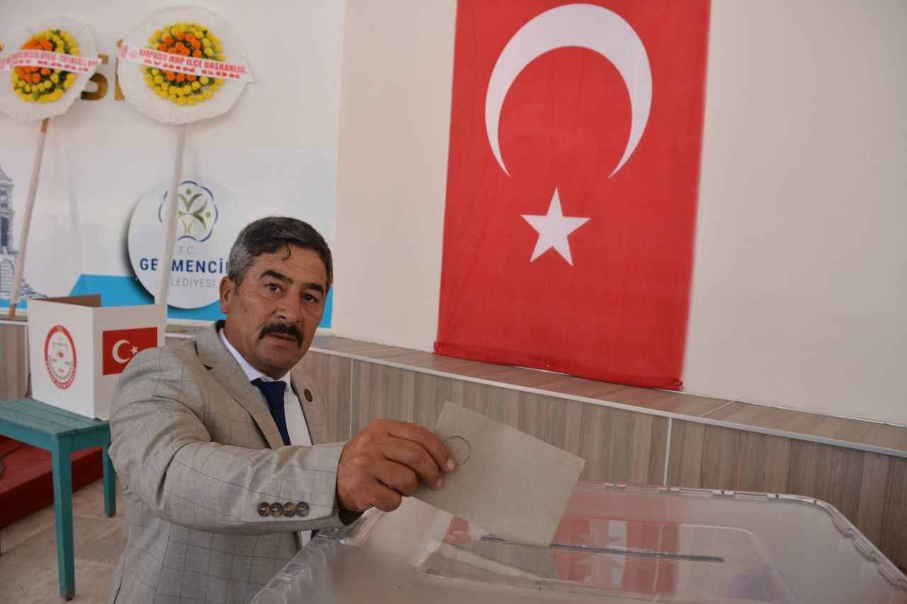 Germencik MHP'de Ulutaş güven tazeledi