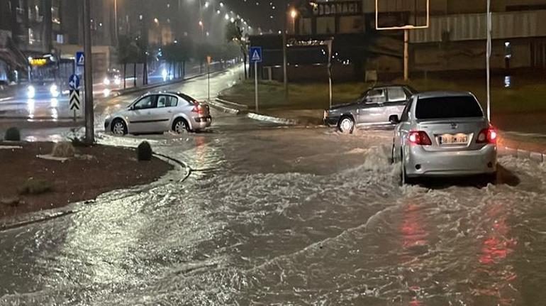 Meteoroloji uyarmıştı Kayseride sağanak yağış Yollar göle döndü