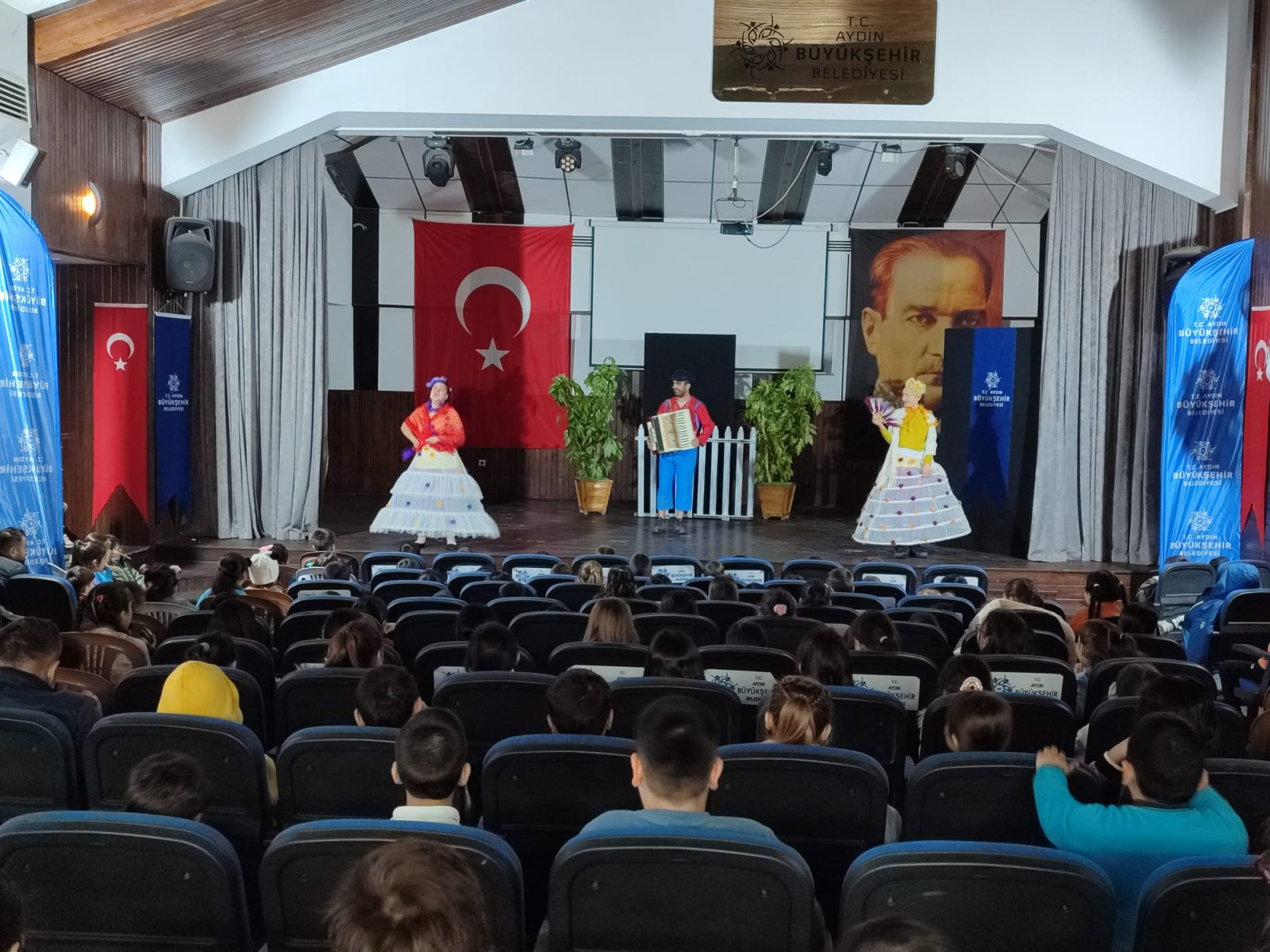 BAŞKAN ÇERÇİOĞLU KARACASU’DA ÇOCUKLARI TİYATRO İLE BULUŞTURDU