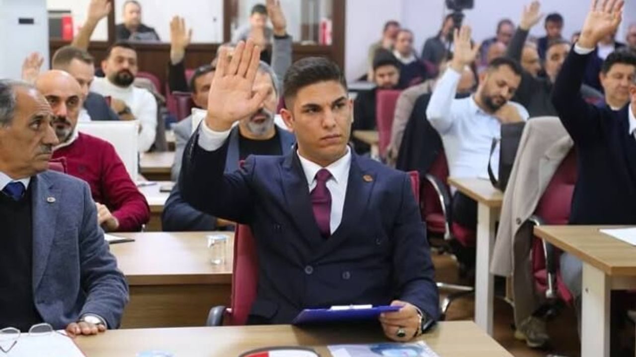 Efeler Belediyesi’nin En Genç Meclis Üyesi Sidar Kaya, CHP’den İstifa Etti
