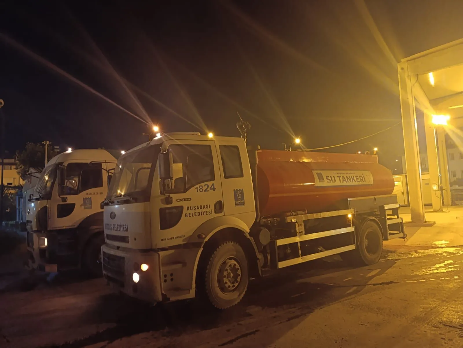 Kuşadası Belediyesi'nden yangınla mücadeleye gece desteği