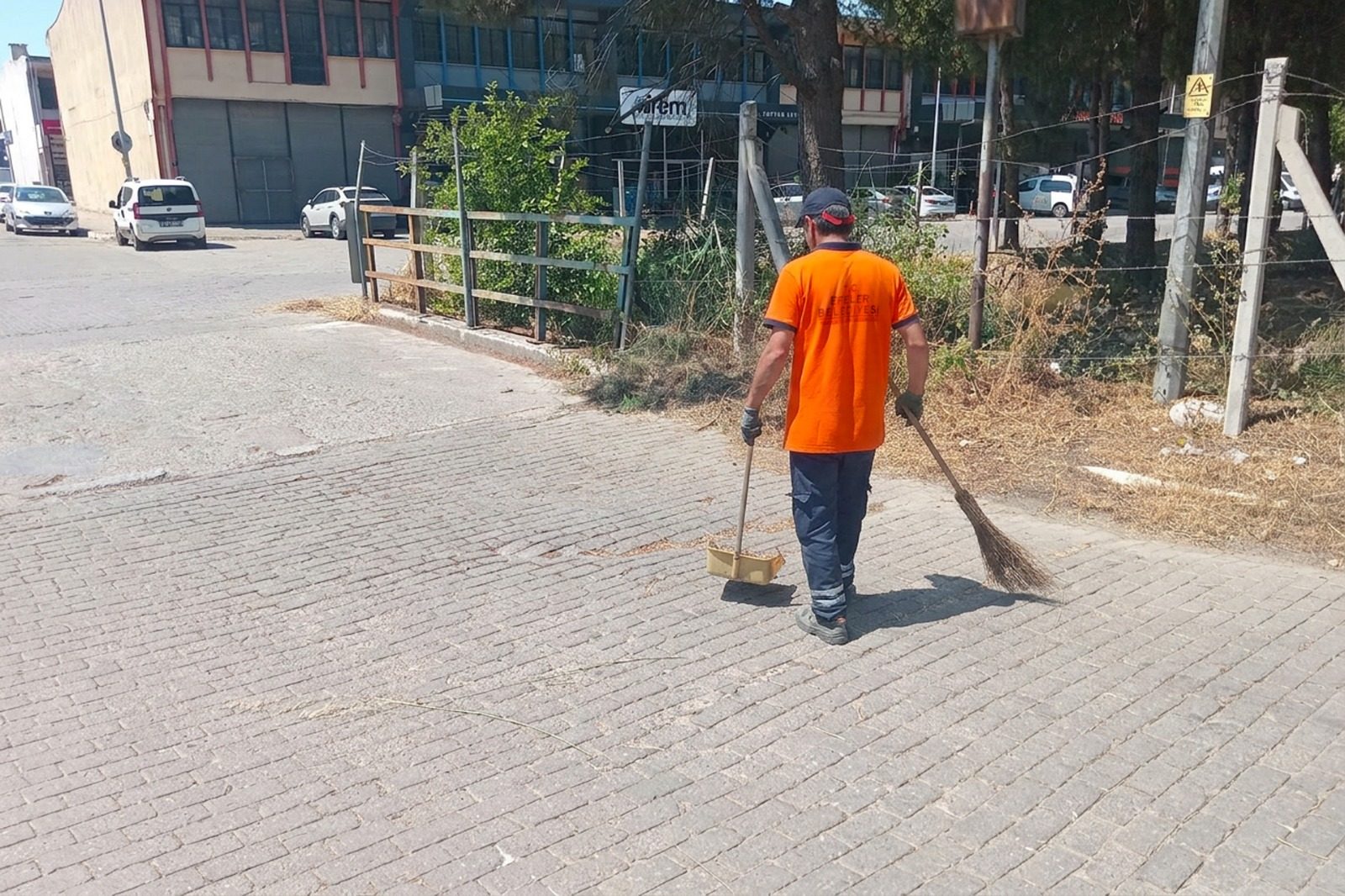 EFELER BELEDİYESİ’NDEN GIDA ÇARŞISI’NDA TEMİZLİK ÇALIŞMASI